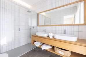 Lejlighed | Badeværelse | Bruser, brusehoved med spredningseffekt, gratis toiletartikler