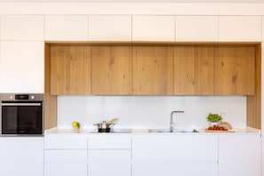 Lejlighed | Privat køkken | Køleskab, ovn, kogeplade, opvaskemaskine