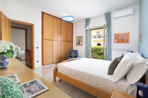 3 bedrooms, desk, laptop workspace, blackout drapes - New Family 3 Bedrooms House In Sorrento (Sorrento)