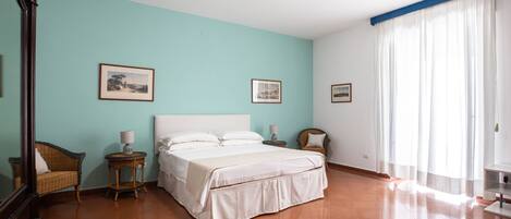 3 bedrooms, desk, blackout curtains, soundproofing