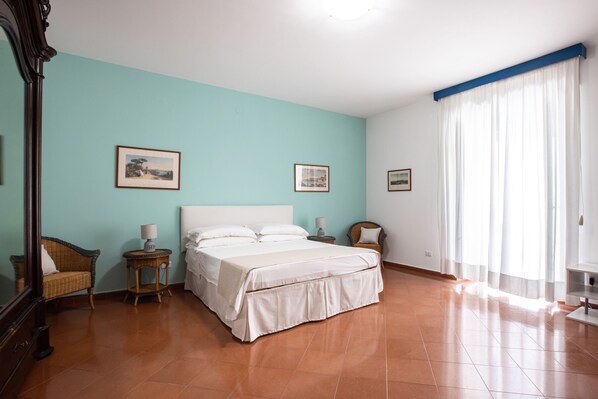 3 bedrooms, desk, blackout curtains, soundproofing - New Home With Balconies In Sorrento Center (Sorrento)