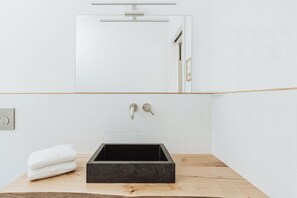 ルーム | バスルーム | シャワー、レインフォールシャワー、バスアメニティ (無料)、ヘアドライヤー