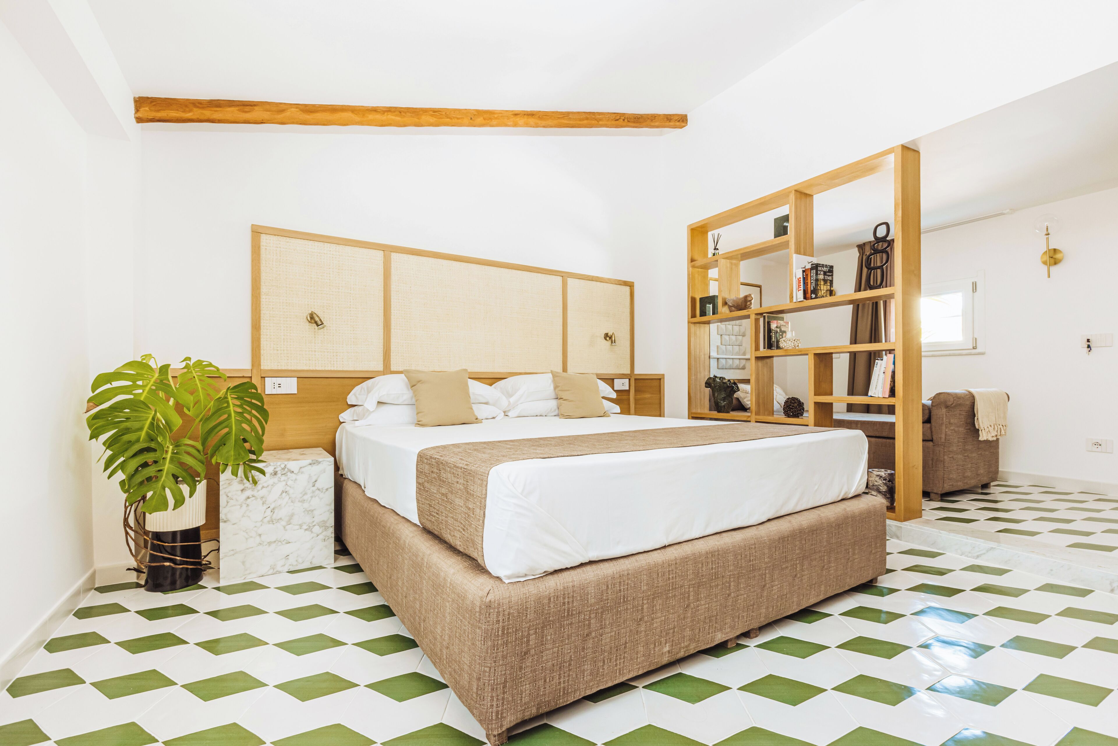 Rom | 1 soverom, skrivebord, skrivebord for bærbar PC og blendingsgardiner