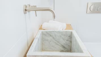 Kamer | Badkamer | Een douche, gratis toiletartikelen, een haardroger, een bidet