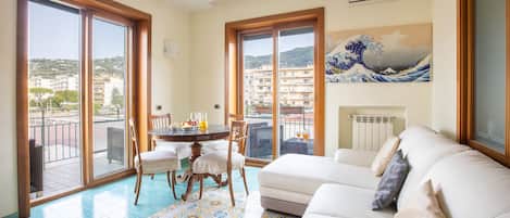 Apartment | Living area | Flat-screen TV