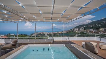 Luxury Villa | Jetted tub