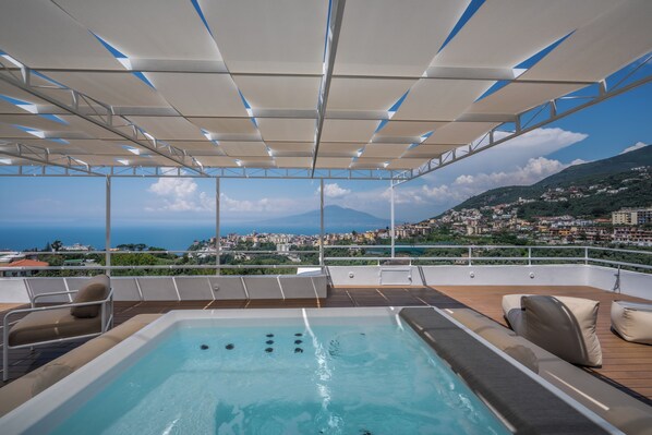 Villa Luxe | Baignoire à jets