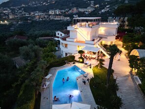 Una piscina al aire libre de temporada
