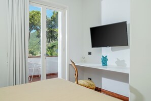 Luxury Villa | 4 bedrooms, minibar, desk, laptop workspace