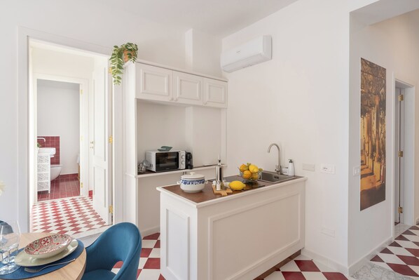 Lejlighed | Privat køkken | Minikøleskab, kogeplade, kaffe-/temaskine, toast-ovn