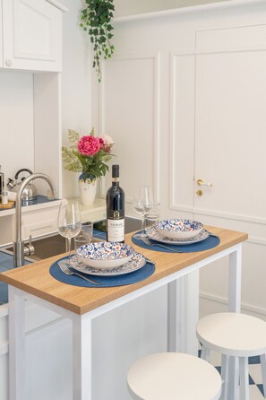 Apartamento | Cozinha americana privada | Frigobar, fogão, cooktop, cafeteira/chaleira