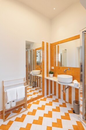 Appartement | Badkamer | Een douche, een regendouche, gratis toiletartikelen, een haardroger