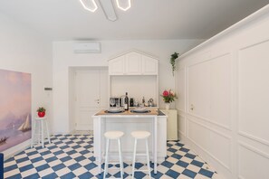 Apartamento | Cozinha americana privada | Frigobar, fogão, cooktop, cafeteira/chaleira