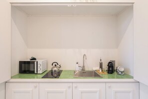 Appartement | Cuisine privée | Mini réfrigérateur, plaque de cuisson, cafetière/bouilloire