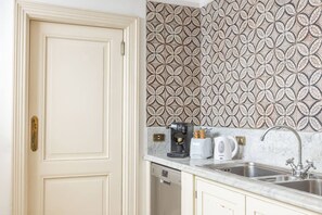 Villa | Private kitchen | Fridge, microwave, oven, stovetop - Villa Il Capo | Design & Jacuzzi (Sorrento)