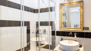 Vila | Kamar mandi | Shower, pancuran hujan, perlengkapan mandi gratis, dan pengering rambut