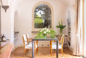 别墅 | 客厅 | 智能电视、壁炉、流媒体服务