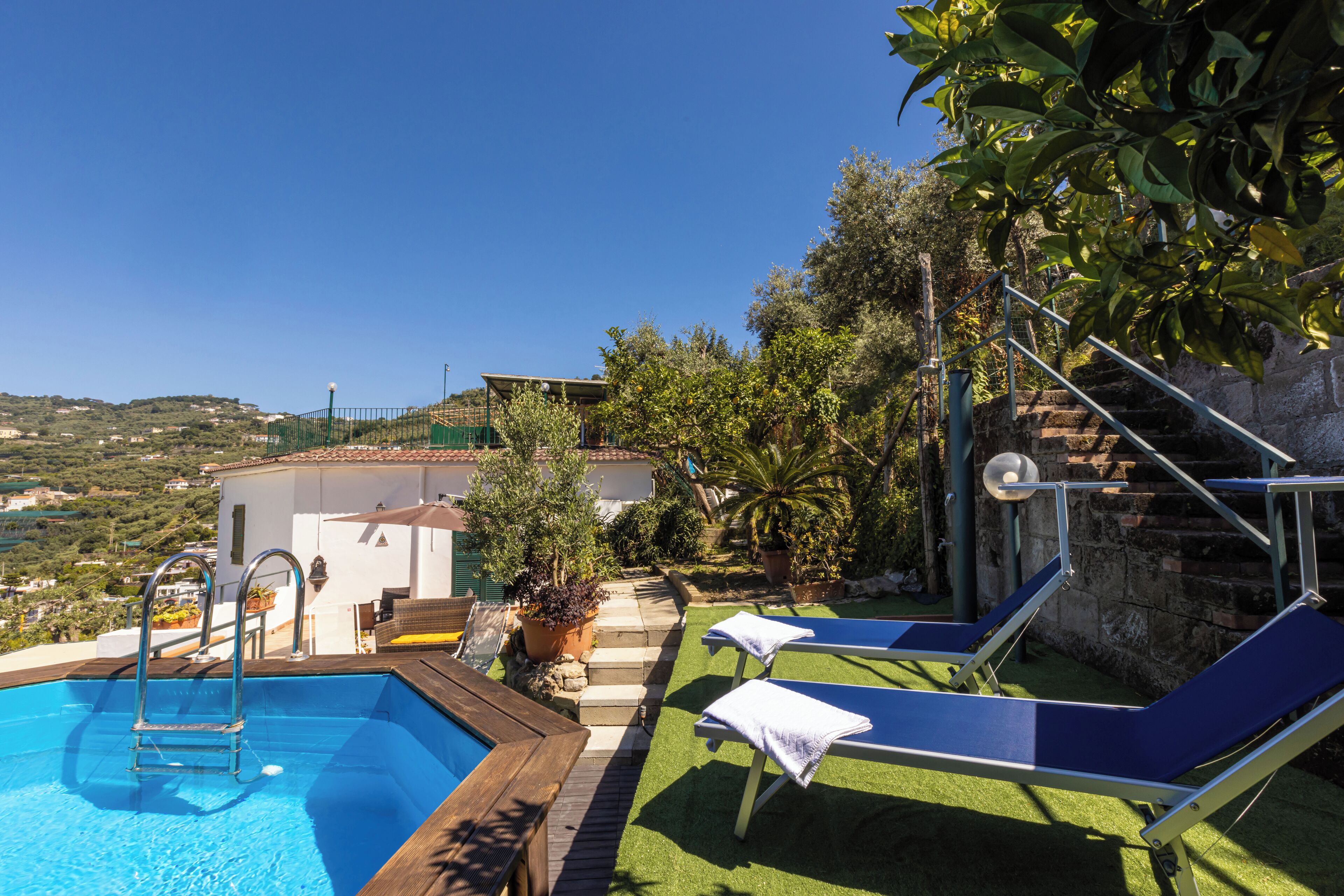 Sesongbasert utendørsbasseng og solsenger