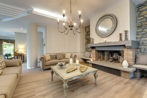 Villa | Ruang tamu | 50 inci sebuah televisyen pintar dengan kabel, pendiangan