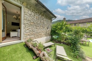 季节性开放的室外游泳池，池畔遮阳伞，日光浴躺椅