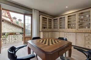 Villa | Salle de séjour | TV connectée de 50 pouces avec chaînes par câble, cheminée