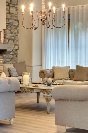 Villa | Oppholdsrom | En 50-tommers smart-TV med kabel-kanaler samt peis