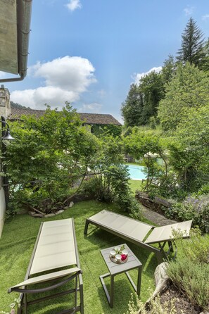 Piscine extérieure, parasols de plage, chaises longues
