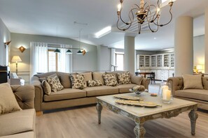 Villa | Oppholdsrom | En 50-tommers smart-TV med kabel-kanaler samt peis