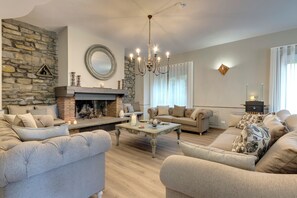 Villa | Oppholdsrom | En 50-tommers smart-TV med kabel-kanaler samt peis