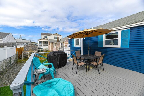 Blue Chill Cottage: Classic New England Charm - Walk to Hampton Beach - Private Yard