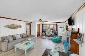 Smart TV, books, stereo - Blue Chill Cottage: Classic New England Charm - Walk to Hampton Beach - Private Yard (Hampton)