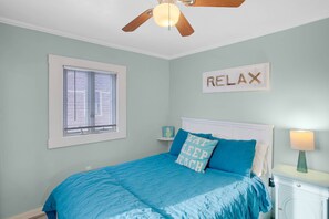 2 bedrooms, desk, iron/ironing board, WiFi - Blue Chill Cottage: Charming New England Home Just Steps from the Shore with Breathtaking Views! (Hampton)