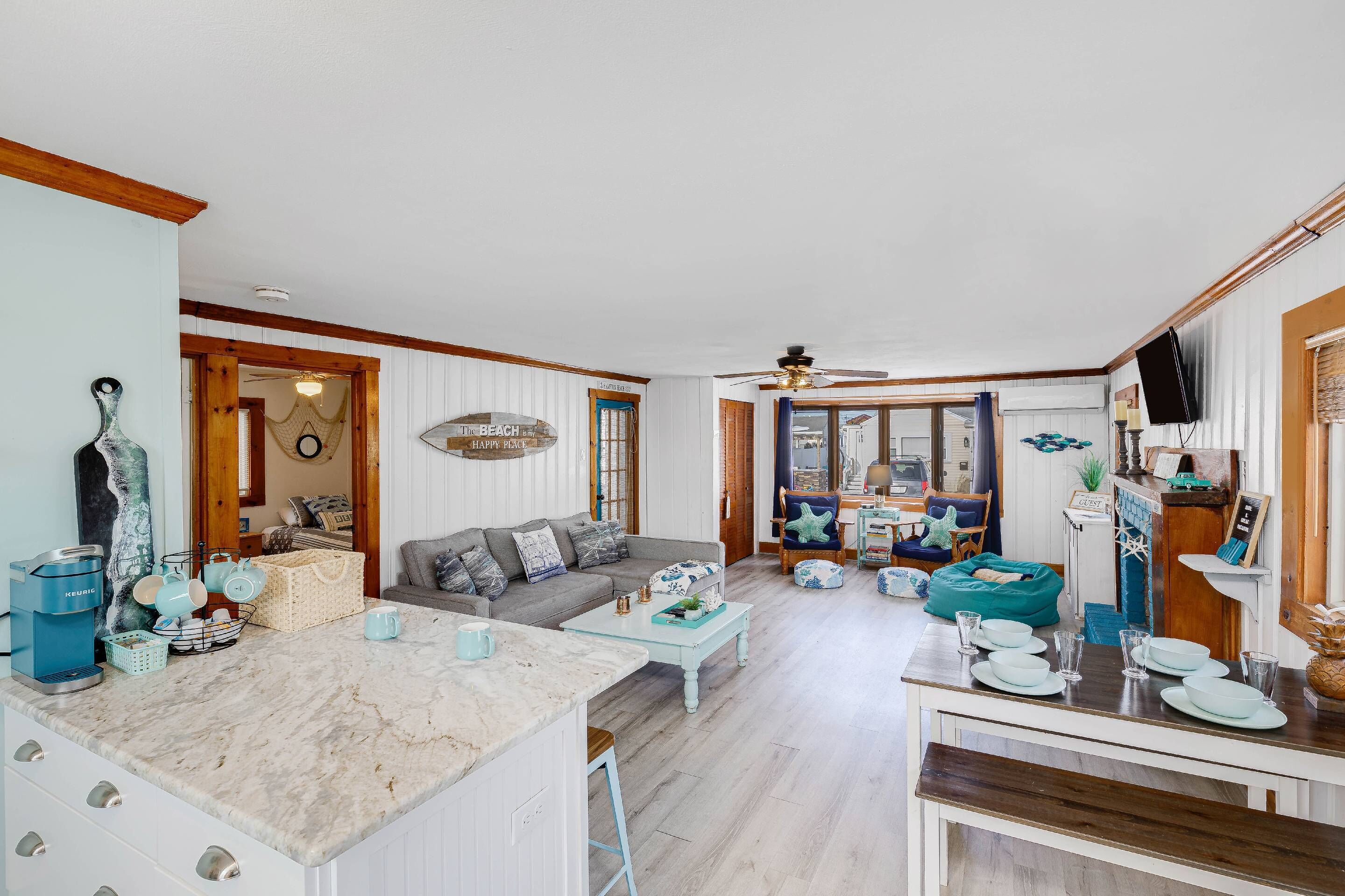 Smart TV, books, stereo