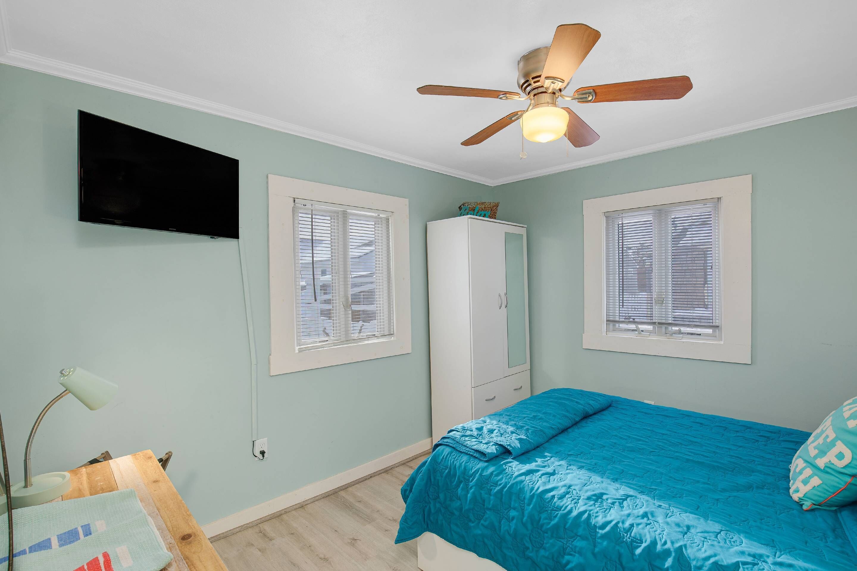 2 bedrooms, desk, iron/ironing board, WiFi