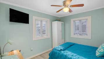 2 bedrooms, desk, iron/ironing board, WiFi