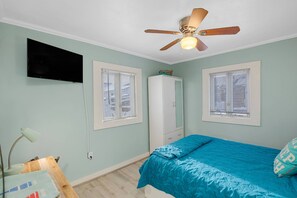 2 bedrooms, desk, iron/ironing board, WiFi