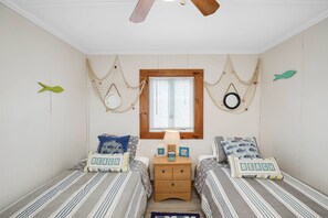 2 bedrooms, desk, iron/ironing board, WiFi