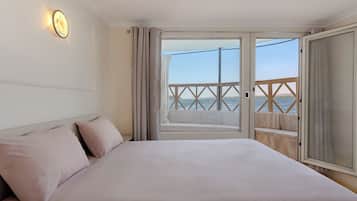 Suite, Balcony, River View | 1 bedroom, blackout curtains