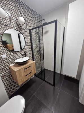 Shower, hair dryer, towels, soap - Cozy 1-bedroom apartment in lovely Warszawa with WiFi (Warszawa)