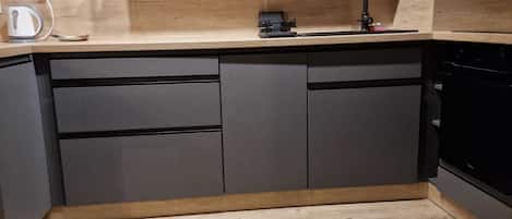 Réfrigérateur, micro-ondes, four, plaque de cuisson