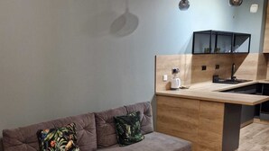 A modern kitchen with a wooden countertop and a built-in sink. - Cozy 1-bedroom apartment in lovely Warszawa with WiFi (Warszawa)