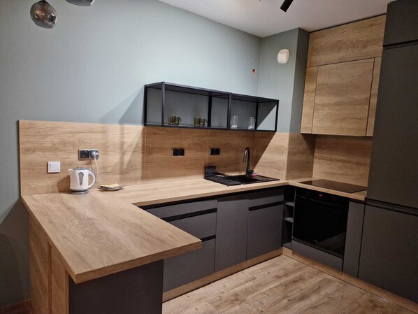 Fridge, microwave, oven, stovetop - Cozy 1-bedroom apartment in lovely Warszawa with WiFi (Warszawa)