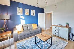 2 bedrooms, desk
