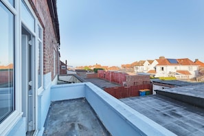 A residential area with a clear view of neighboring houses and a rooftop with a flat surface. - Host Stay The Parade View (Whitby)