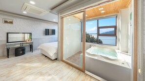 1 bedroom, free WiFi - Geoje Marine Castle Spa Pension (Geoje)