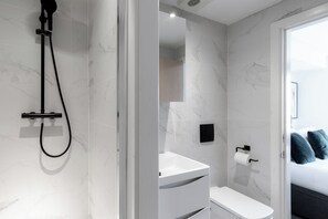 Shower, hair dryer, towels, soap - Bright Earls Court Studio Apartment (London)