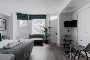 Iron/ironing board, free WiFi, bed sheets
