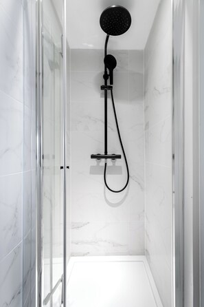 Douche, sèche-cheveux, serviettes fournies, savon