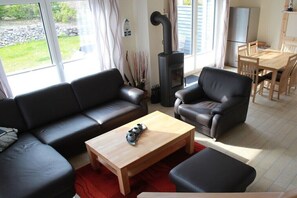 Smart-tv, een open haard, een dvd-speler en een stereo