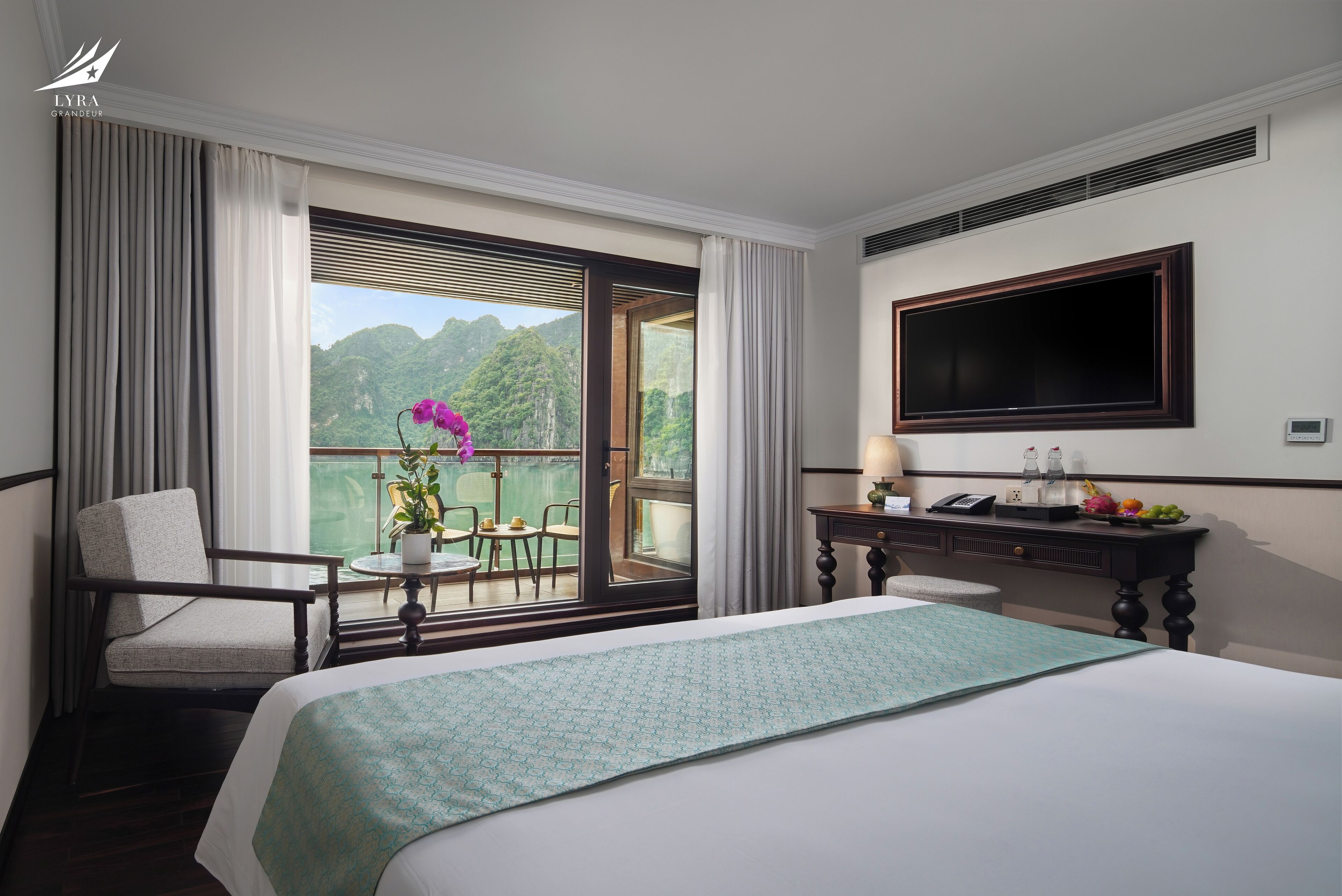 Double/Twin Oasis Suite on 1st floor | Minibar, desk